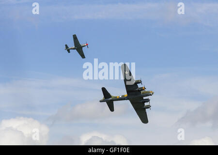 B - 17G Flying Fortreess "Sally B" mit p-51 Mustang Escort im RAF Duxford Flying Legends Stockfoto