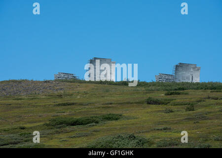 Nome in Alaska, Seward-Halbinsel. Nome-Taylor Highway aka Kougarok Road oder Taylor Road. Amboss-Berg und White Alice Antennen Stockfoto