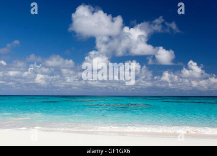 Die Wolkengebilde über unberührte Strand auf unbewohnten Insel Half Moon Cay (Bahamas). Stockfoto