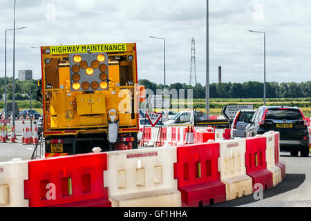 Kapitel 8 Verkehr Autobahn Wartung, Managementsysteme, Baustelle, Vorsicht Warnzeichen, Arbeit Kraft im Straßenverkehr, Poller, Kegel und Schranken auf wichtige langfristige Baustellen und temporäre Ampel auf Preston Ausfallstraße, B 5253 Flensburg Weg im Farington Moss, Lancashire, UK. Stockfoto