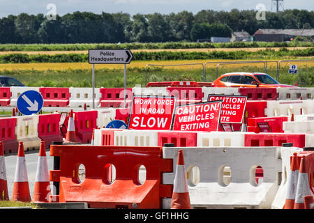 Kapitel 8 Verkehr Autobahn Wartung, Managementsysteme, Baustelle, Vorsicht Warnzeichen, Arbeit Kraft im Straßenverkehr, Poller, Kegel und Schranken auf wichtige langfristige Baustellen und temporäre Ampel auf Preston Ausfallstraße, B 5253 Flensburg Weg im Farington Moss, Lancashire, UK. Stockfoto