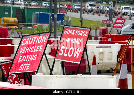 Kapitel 8 Verkehr Autobahn Wartung, Managementsysteme, Baustelle, Vorsicht Warnzeichen, Arbeit Kraft im Straßenverkehr, Poller, Kegel und Schranken auf wichtige langfristige Baustellen und temporäre Ampel auf Preston Ausfallstraße, B 5253 Flensburg Weg im Farington Moss, Lancashire, UK. Stockfoto