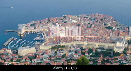 Am späten Nachmittag über eine ummauerte Stadt mit angrenzenden Marina (Dubrovnik) Stockfoto