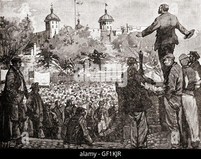 John Burns Adressierung einer Besprechung des Anschlagens Hafenarbeiter auf dem Tower Hill, London, England im Jahre 1889.  John Elliot Burns, 1858 – 1943.  Englische Gewerkschafter und Politiker. Stockfoto