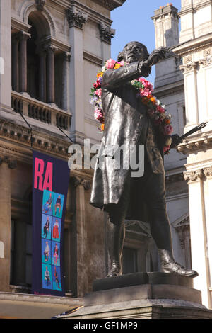 Statue von Sir Joshua Reynolds Royal Academy of Arts Piccadilly London Stockfoto