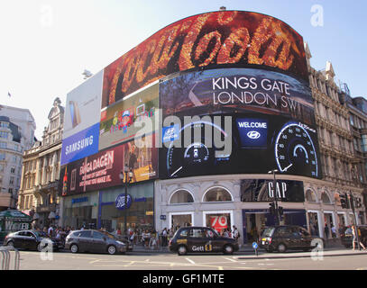 Elektronische anzeigentafel am Piccadilly Circus in London Stockfoto