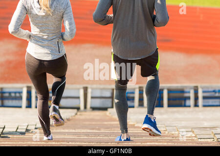 Nahaufnahme eines Paares auf Stadion im Erdgeschoss ausgeführt Stockfoto