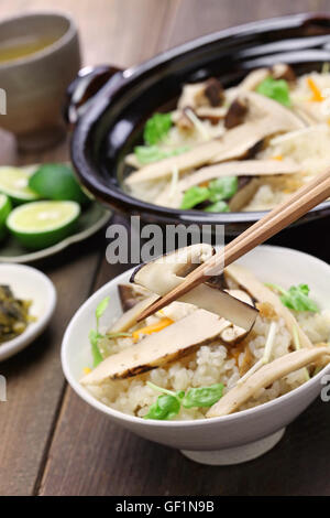 Matsutake Gohan, Reis gekocht mit Matsutake Pilze, japanische Küche Stockfoto