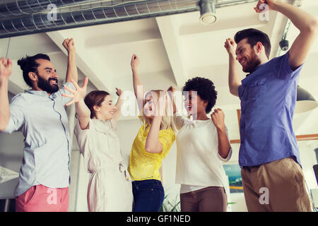 gerne kreativ-Team feiert Sieg in Büro Stockfoto