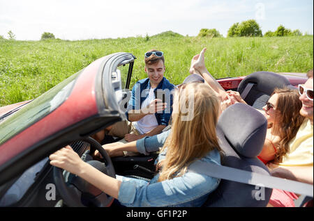 Freunde im Auto fahren und fotografieren Stockfoto