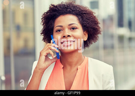 glücklich afrikanischen Geschäftsfrau auf Smartphone aufrufen Stockfoto