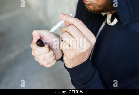 Nahaufnahme eines Süchtigen Rauchen von Marihuana gemeinsame Stockfoto