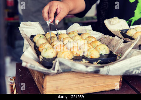 Nahaufnahme von Koch Hände mit Fleischbällchen in street Stockfoto