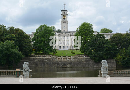 Trent Gebäude, Universität Nottingham, mit zuletzt hinzugefügten chinesischen Steinlöwen im Vordergrund. Stockfoto