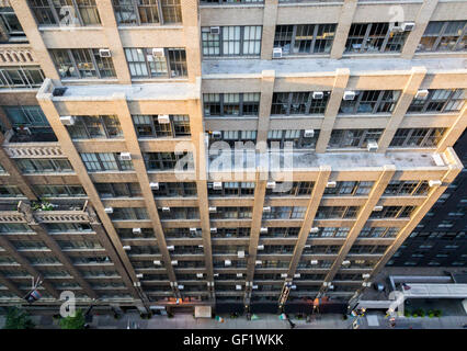 Klimaanlagen, sprießen aus Fenster in einem Bürogebäude in New York auf Donnerstag, 21. Juli 2016. Die Stadt hat eine beratende Wärme und Kühlung Zentren in allen fünf Bezirken eröffnet. (© Richard B. Levine) Stockfoto