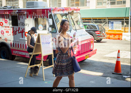 Ein Herr Softee LKW ist auf Samstag, 23. Juli 2016 Re-Branding für die Kosmetikfirma Charlotte Tilbury im Meatpacking District in New York. Das branding Ereignis gab Passant einen kostenlosen Softeis Kegel während der Hitzewelle in der Stadt sowie eine Probe ihrer Hot Lips Lippenstift-Kollektion, die das Unternehmen fördert. (© Richard B. Levine) Stockfoto