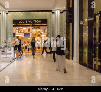 Die Louis Vuitton Boutique in Macy's Herald Square Flaggschiff speichern auf Donnerstag, 21. Juli 2016 in New York. Zum ersten Mal seit 70 Jahren startet die Marke Louis Vuitton, Teil von LVMH, den Verkauf in seinen 473 Geschäften Marken Parfüm, mit einem der Düfte riecht ein wenig wie Leder. (© Richard B. Levine) Stockfoto