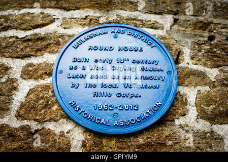 Blaue Plakette auf einem historischen Gebäude in Melksham UK Stockfoto