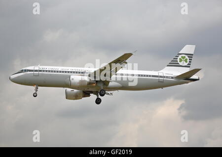 Aer Lingus Airbus A320-214 EI-DVM landet auf dem Flughafen Heathrow, London Stockfoto