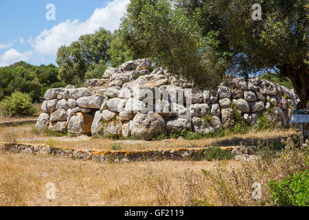 Blick auf die Navetas de Rafal Rubi, einer Grabkammer auf der Insel Menorca, Spanien. Stockfoto