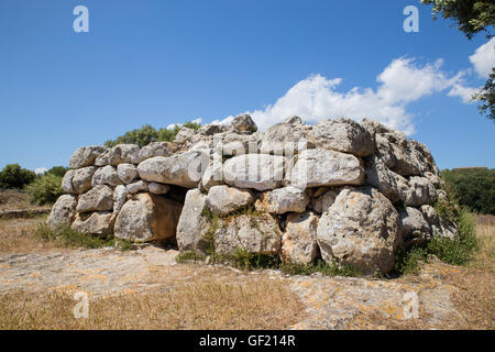 Blick auf die Navetas de Rafal Rubi, einer Grabkammer auf der Insel Menorca, Spanien. Stockfoto