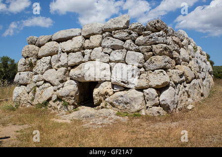 Blick auf die Navetas de Rafal Rubi, einer Grabkammer auf der Insel Menorca, Spanien. Stockfoto