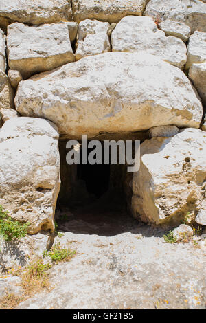 Blick auf die Navetas de Rafal Rubi, einer Grabkammer auf der Insel Menorca, Spanien. Stockfoto