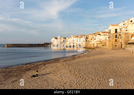 Fischerei-Hafen und Strand von Cefalù, Sizilien, Italien Stockfoto