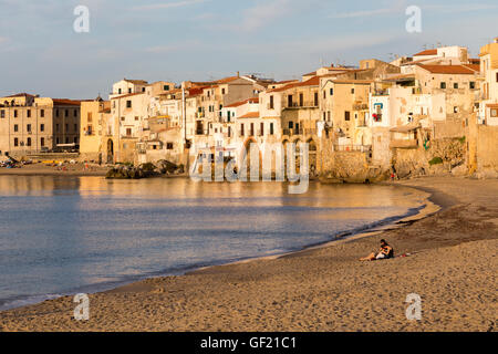 Fischerei-Hafen und Strand von Cefalù, Sizilien, Italien Stockfoto