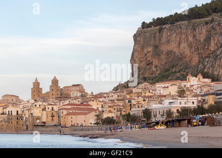 Fischerei-Hafen und Strand von Cefalù, Sizilien, Italien Stockfoto