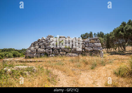 Blick auf die Navetas de Rafal Rubi, einer Grabkammer auf der Insel Menorca, Spanien. Stockfoto