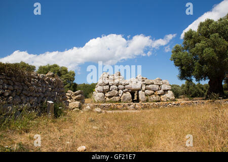 Blick auf die Navetas de Rafal Rubi, einer Grabkammer auf der Insel Menorca, Spanien. Stockfoto