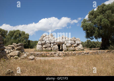 Blick auf die Navetas de Rafal Rubi, einer Grabkammer auf der Insel Menorca, Spanien. Stockfoto