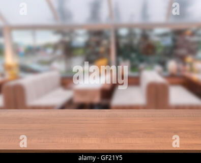 Leere Tabelle Holzbrett vor unscharfen café Stockfoto