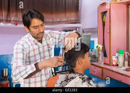 Friseur und Friseur, Nawalgar, Indien Stockfoto
