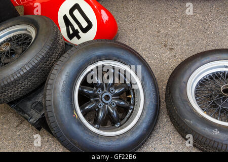 Reifen und Karosserieteil Nummer 40 im Fahrerlager der 2015 Goodwood Revival, Sussex, UK. Stockfoto