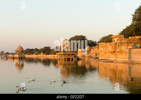 Tempel-Gadi Sagar See Gadisar, Jaisalmer, Rajasthan, Indien Stockfoto