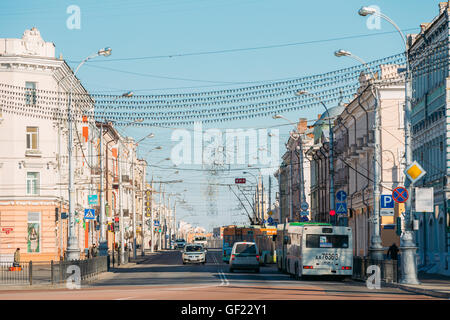 Gomel, Weißrussland - 27. März 2016: Morgen Verkehr auf Sowjetskaja Straße In Gomel, Weißrussland Stockfoto