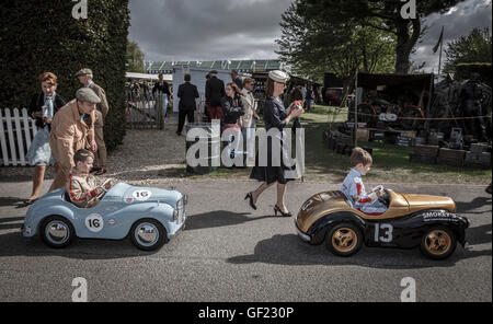 Austin J40 hausieren Autos getroffen werden, um den Start für die 2015 Settrington Cup Rennen in Goodwood Revival, Sussex, UK. Stockfoto