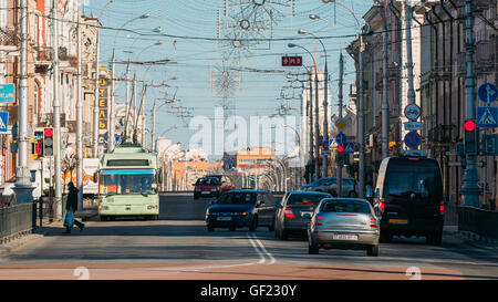 Gomel, Weißrussland - 27. März 2016: Morgen Verkehr auf Sowjetskaja Straße In Gomel, Weißrussland Stockfoto