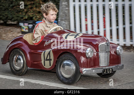 Austin J40 hausieren Autos getroffen werden, um den Start für die 2015 Settrington Cup Rennen in Goodwood Revival, Sussex, UK. Stockfoto