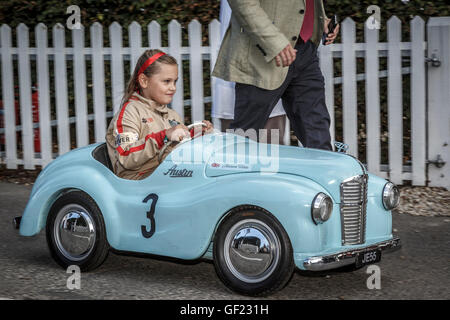 Austin J40 hausieren Autos getroffen werden, um den Start für die 2015 Settrington Cup Rennen in Goodwood Revival, Sussex, UK. Stockfoto