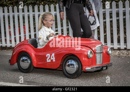 Austin J40 hausieren Autos getroffen werden, um den Start für die 2015 Settrington Cup Rennen in Goodwood Revival, Sussex, UK. Stockfoto