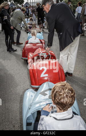 Austin J40 hausieren Autos getroffen werden, um den Start für die 2015 Settrington Cup Rennen in Goodwood Revival, Sussex, UK. Stockfoto