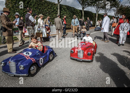 Austin J40 hausieren Autos getroffen werden, um den Start für die 2015 Settrington Cup Rennen in Goodwood Revival, Sussex, UK. Stockfoto