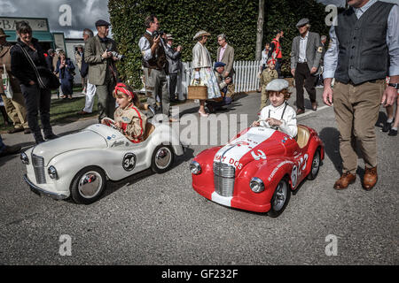 Austin J40 hausieren Autos getroffen werden, um den Start für die 2015 Settrington Cup Rennen in Goodwood Revival, Sussex, UK. Stockfoto