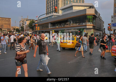 Fußgänger und Taxis am Taksim-Platz im Zentrum von Istanbul.    Dies ist eine Teilansicht des Platzes, auf seiner Seite, die am nächsten an die Stockfoto