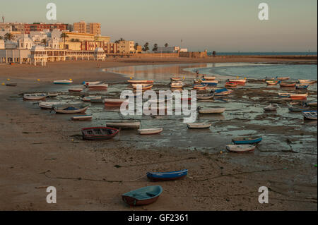 Blick auf den Caleta Strand in der Altstadt von Cádiz, bei Sonnenuntergang. Stockfoto