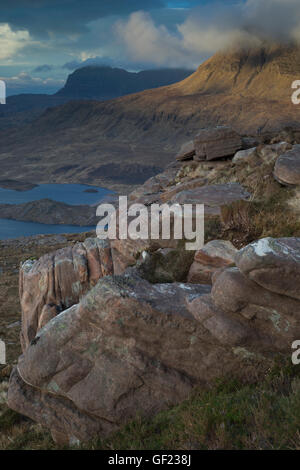 Ein Blick auf die Berge der Sutherland Suilven und Cul Mor aus Cul Beag, Schottisches Hochland, Schottland, Großbritannien Stockfoto