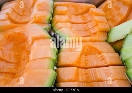 Melone in Stücke arrangiert auf Stahl Blech geschnitten (andere Namen sind León, Cantaloup, Honigtau, Crenshaw, Casaba, persische Melone, Stockfoto